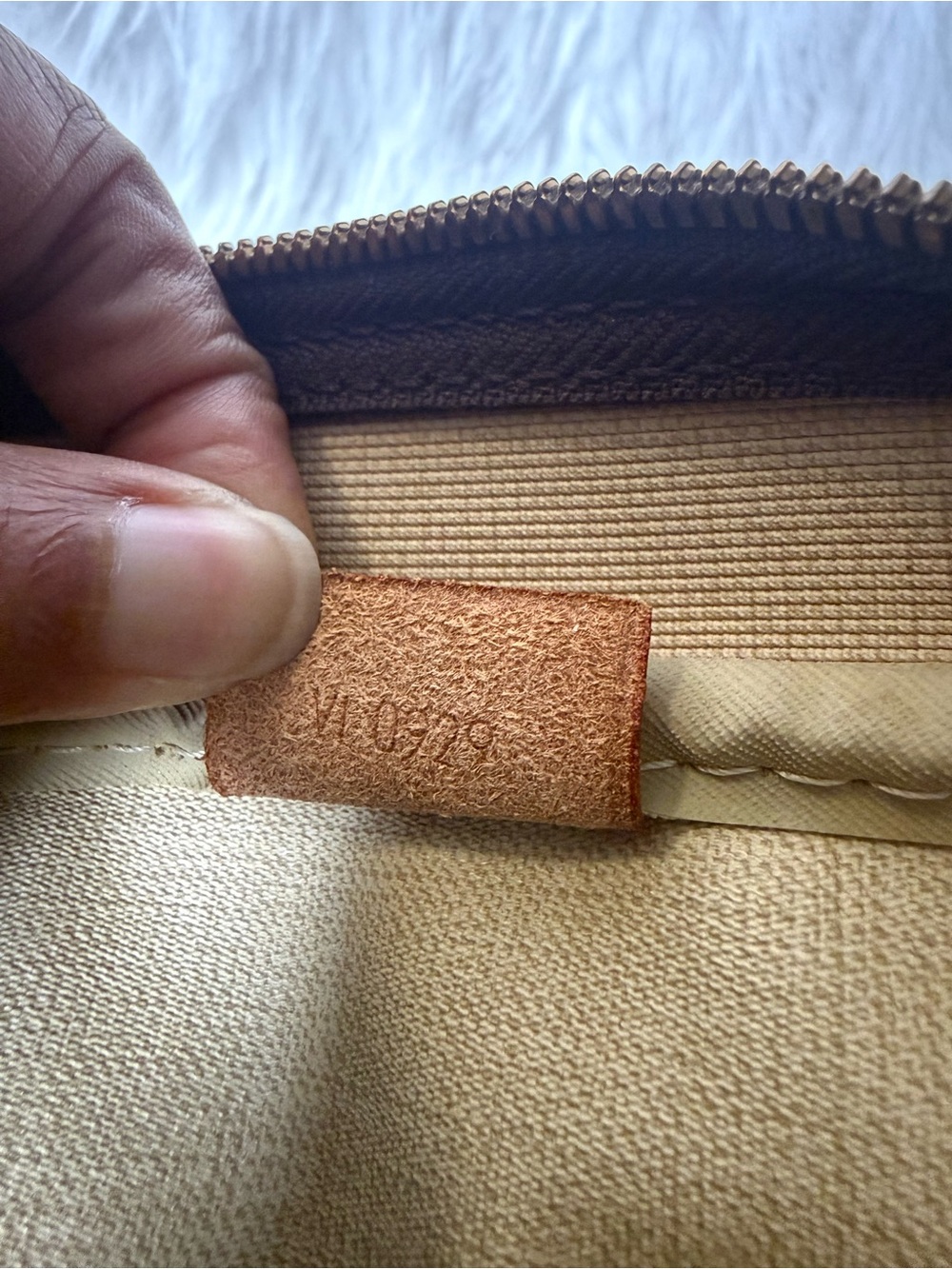 Vintage Louis Vuitton Deauville Monogram Canvas Honey Patina Clean Interior - Picture 16 of 16